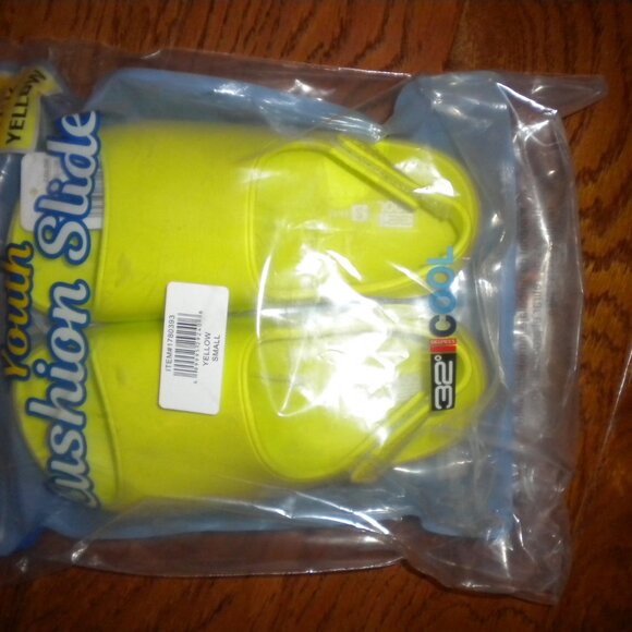 32 Degrees Youth Small 11/12 Yellow Cushion Strap Slide Sandal NWT - Picture 3 of 4